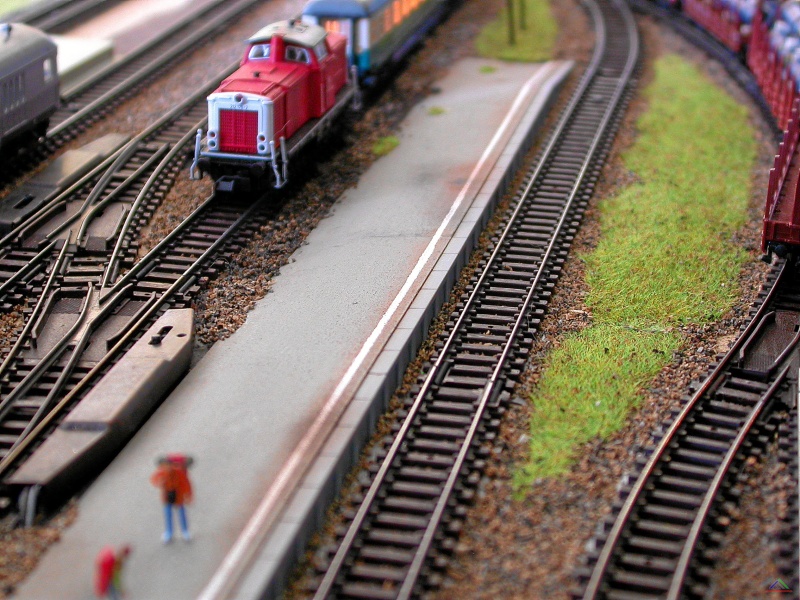 026 Bahnsteig-Eigenbau.JPG - Gleis 6, ein zu einer Seite abfallender Bahnsteig